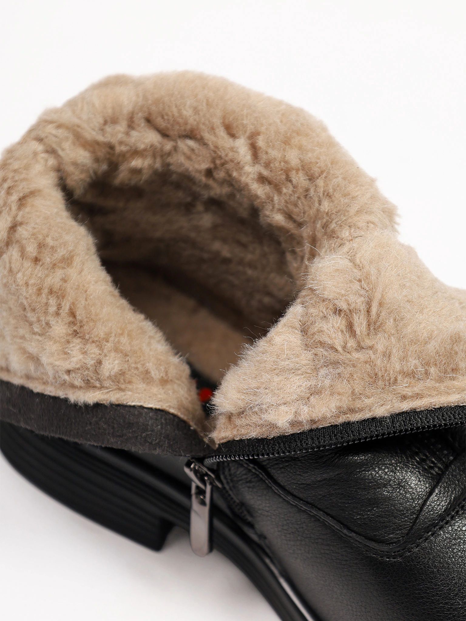 Ботинки черного цвета с декоративной молнией спереди